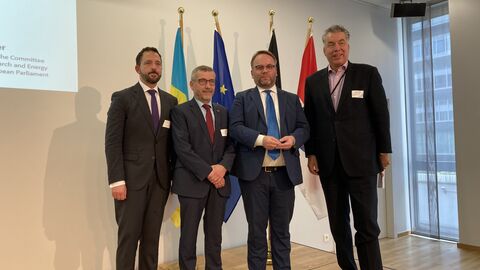 EU-Strategietagung 2024 4 Männer stehen vor einer Wand.