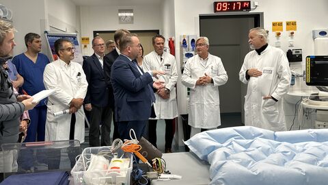 Timon Gremmels informiert sich über neuen Schockraum am Uniklinikum Gießen