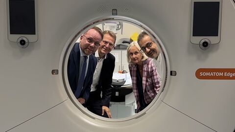 Minister blick durch MRT