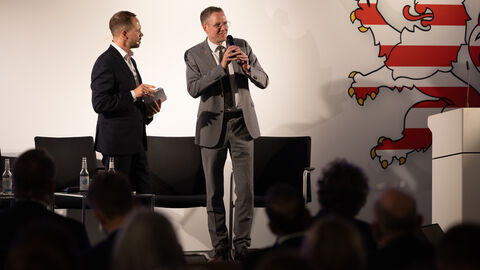 Staatssekretär Christoph Degen sprach über die Bedeutung des Ehrenamtes in Kunst und Kultur. Pressesprecher Jascha Habeck im Gespräch mit Staatssekretär Christoph Degen.