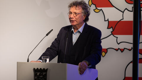 Ingo Schulze, Präsident der Deutschen Akademie für Sprache und Dichtung, hielt die Keynote. Ingo Schulze am Rednerpult.