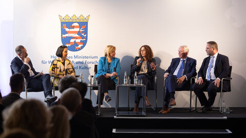 Bei der Feier kamen auch ehemalige Ministerinnen und Minister zu Wort. Talkrunde mit ehemaligen Ministerinnen und Ministern.