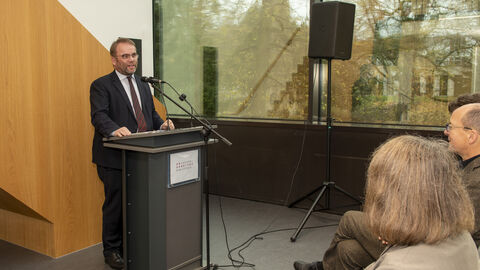 Die Baumaßnahme zeigt unser Engagement für Bildung, Forschung und den Zugang zu Wissen für alle“, so Wissenschaftsminister Timon Gremmels. Minister Gremmels steht am Rednerpult.