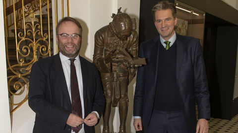 Minister Gremmels (l) mit Dr. Sven Schoeller, Oberbürgermeister von Kassel. Minister Gremmels und Dr. Sven Schoeller mit einer Skulptur.
