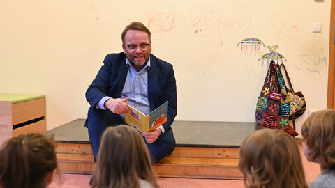 Minister Timon Gremmels liest Kindern der Kita der Goethe-Universität vor. Minister Gremmels liest Kindern vor.