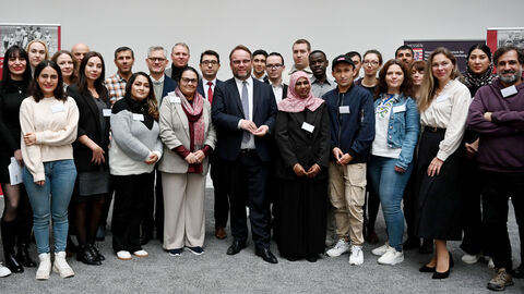 Minister Gremmels mit einigen Stipendiatinnen und Stipendiaten des HessenFonds Minister Gremmels mit einigen Stipendiatinnen und Stipendiaten des HessenFonds