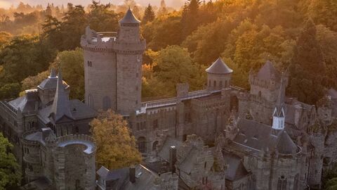 Die Löwenburg im Herbst Blick von oben auf die Löwenburg