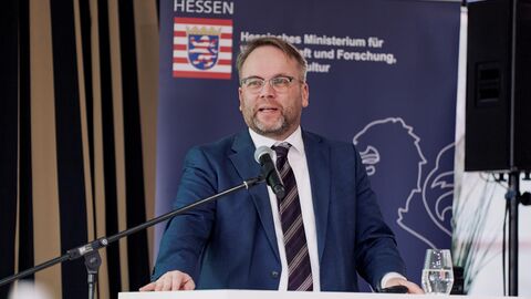 Timon Gremmels am Rednerpult.