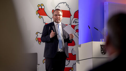 Minister Gremmes begrüßt das Publikum. Minister Gremmes begrüßt das Publikum.