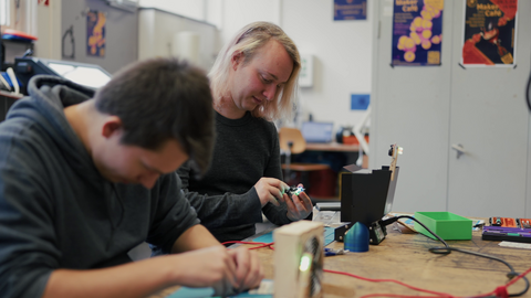 Zwei Studierende arbeiten im MakeLab in der Goethe-Universität Frankfurt