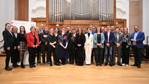 Die Preisträgerinnen und Preisträger des Hessischen Hochschullehrpreises 2024 stehen auf einer Bühne