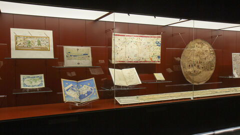 Vitrine mit wertvollen Schriftdokumenten in der Murhardschen Bibliothek.