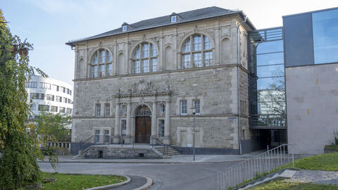 Das Neorenaissance-Bibliotheksgebäude wurde 1905 eröffnet und wird seit 1959 gemeinsam durch die beiden Bibliotheken „Murhardsche Bibliothek der Stadt Kassel“ und „Landesbibliothek“ genutzt. Die Murhardsche Bibliothek von außen.