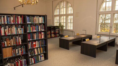 Der Kopfbau der denkmalgeschützten Murhardschen Bibliothek verfügt über einen Sonderlesesaal mit acht Leseplätzen für konzentriertes Arbeiten mit kostbaren Originalen. Der Sonderlesesaal