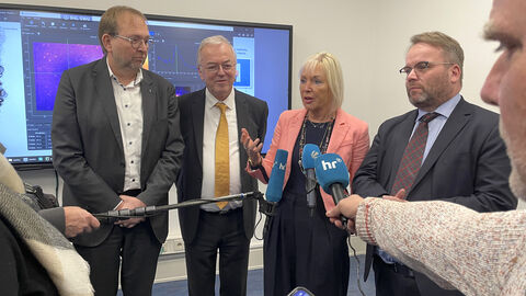 Minister Gremmels bei der Vorstellung von "BabyDiamond"