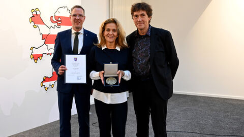 Staatssekretär Christoph Degen, Goethe-Plakette-Trägerin Maja Wolff und ihren Partner Torsten Müller Staatssekretär Christoph Degen, Goethe-Plakette-Trägerin Maja Wolff und ihren Partner Torsten Müller