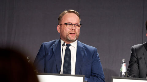 Minister Timon Gremmels auf dem Podium der documenta-Pressekonferenz.