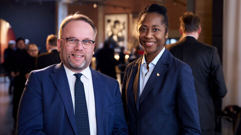 Kunst- und Kulturminister Timon Gremmels mit Kuratorin Naomi Beckwith Minister Gremmels und Naomi Beckwith