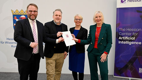 Wissenschaftsminister Timon Gremmels, Kristian Kersting (Co-Direktor von hessian.AI), Prof. Dr. Tanja Brühl (Präsidentin der TU Darmstadt) und Hessens Digitalministerin Prof. Dr. Kristina Sinemus (v.l.n.r.) Wissenschaftsminister Timon Gremmels, Kristian Kersting (Co-Direktor von hessian.AI), Prof. Dr. Tanja Brühl (Präsidentin der TU Darmstadt) und Hessens Digitalministerin Prof. Dr. Kristina Sinemus halten den Förderbescheid