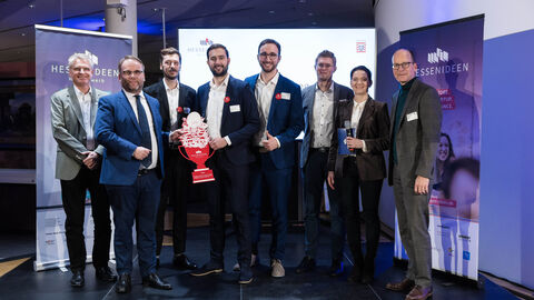 Den mit 10.000 Euro dotierten ersten Preis erhielten Hüseyin Serbes, Andre Stelter und Alexander Metzker von der Universität Kassel mit WaveVision – In-situ Präzisionsmesstechnik für die Ultrapräzisionsfertigung“. Gruppenfoto mit dem Team von "Wave Vision"