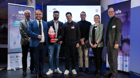 Auf den mit 7.000 Euro dotierten zweiten Platz schafften es Dr. Romol Chadda und Dr. Omar Ben Dali von der TU Darmstadt mit „MimoSense – Next Level Sensorik für Health Care, Machine Care bis Climate Care“. Gruppenfoto mit dem Team von "MimoSense"