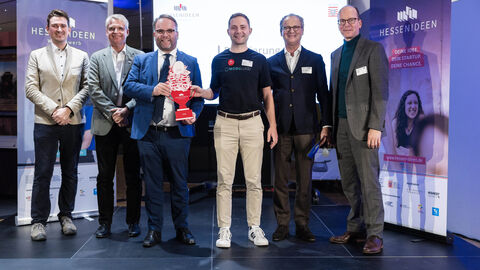 Den dritten Platz und 4.000 Euro erhielten Louise Breideband, Levin Hafa, Dr. Francesco Pampaloni und Zeeshan Mahmood von der Goethe-Universität Frankfurt für ihre Idee „MODULUX 3D – 3D Biodrucken für weniger Tierversuchen“. Gruppenfoto mit dem Team von "MODULUX 3D"