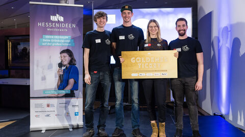 Der Publikumspreis ging an Alex Daniel Stamm, Paul Silas Moos, Stephanie Käs, Fiene Bremer, Anna Komjagin, Nikolas Michel, Mathis Reuß-Hennschen und Nico Krug von der Technischen Hochschule Mittelhessen für „Hybrid Launch“. Gruppenfoto mit dem Team von "Hybrid Launch"