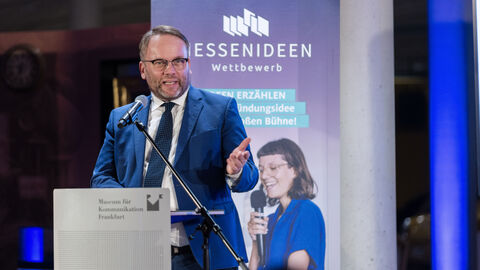 "Die ausgezeichneten Ideen greifen mit technologischem Scharfsinn zentrale Zukunftsthemen auf", so Wissenschaftsminister Timon Gremmels. Wissenschaftsminister Timon Gremmels am Rednerpult