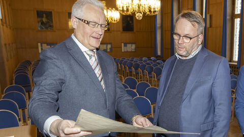 Minister Gremmels schaut sich historische Dokumente im Hessischen Landesarchiv an.