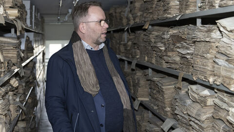 Minister Gremmels schaut sich historische Dokumente im Hessischen Landesarchiv an.
