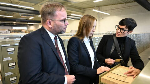 Minister Gremmels und Landtagspräsidentin Wallmann schauen sich Karteien in den Arolsen Archives ein