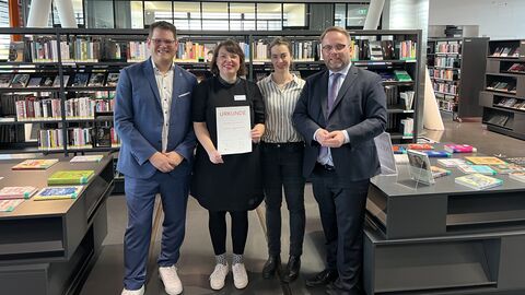 Minister Gremmels mit Vertretern der Stadtbibliothek Bad Vilbel Minister Gremmels mit Vertretern der Stadtbibliothek Bad Vilbel