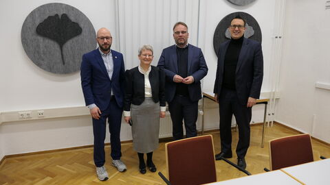 Die Archivschule Marburg bildet bundesweit Archivarinnen und Archivare aus. Minister Gremmels mit Verantwortlichen der Archivschule Marburg