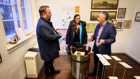 Minister Gremmels schaut sich im Liebigmuseum Exponate an.