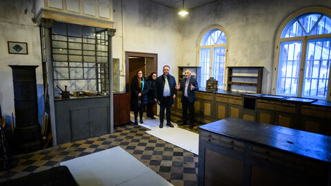 Minister Gremmels erhielt auch Einblick in das aktuelle Sanierungsprojekt nach dem Brandschaden im Dezember 2022.  Minister Gremmels steht in einem großen Raum, in dem noch Brandspuren zu sehen sind