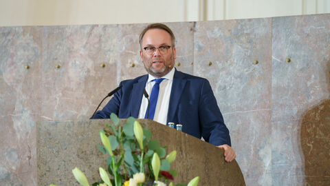 Impressionen der Konferenz Demokratischer Zusammenhalt in der Frankfurter Paulskirche. Minister Gremmels am Rednerpult