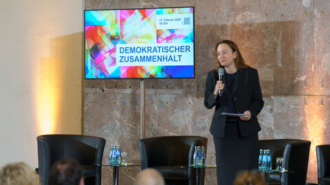 Impressionen der Konferenz Demokratischer Zusammenhalt in der Frankfurter Paulskirche. Eine Sprecherin am Rednerpult