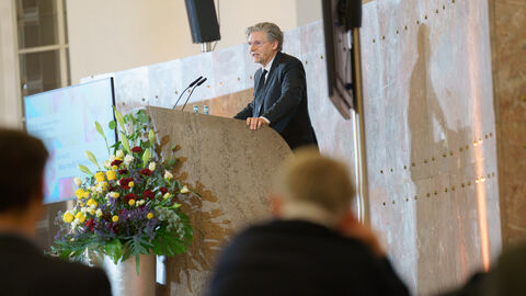 Impressionen der Konferenz Demokratischer Zusammenhalt in der Frankfurter Paulskirche. Ein Sprecher am Rednerpult