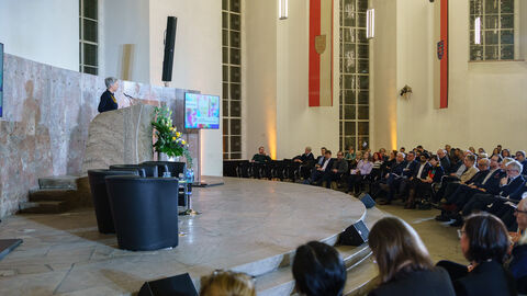 Impressionen der Konferenz Demokratischer Zusammenhalt in der Frankfurter Paulskirche. Ein Sprecher am Rednerpult