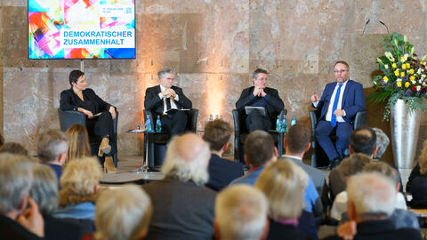 Impressionen der Konferenz Demokratischer Zusammenhalt in der Frankfurter Paulskirche. Die Podiumsdiskussion