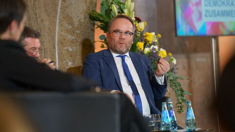 Minister Gremmels bei der Podiumsdiskussion zum demokratischen Zusammenhalt.