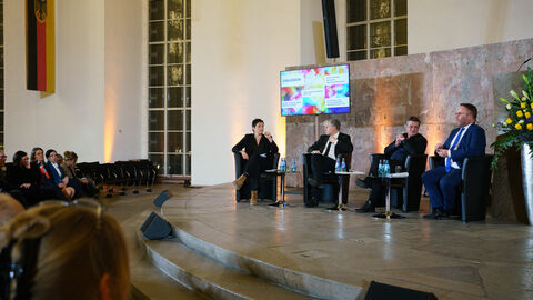 Impressionen der Konferenz Demokratischer Zusammenhalt in der Frankfurter Paulskirche. Die Podiumsdiskussion