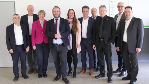 Minister Gremmels mit Vertreterinnen und Vertretern der THM