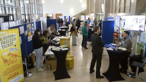 Publikum an den Infoständen beim "Markt der Möglichkeiten"