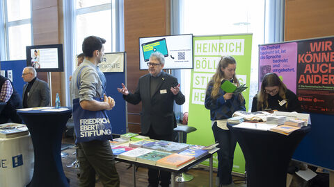 Publikum an den Infoständen beim "Markt der Möglichkeiten"