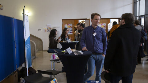 Publikum an den Infoständen beim "Markt der Möglichkeiten"