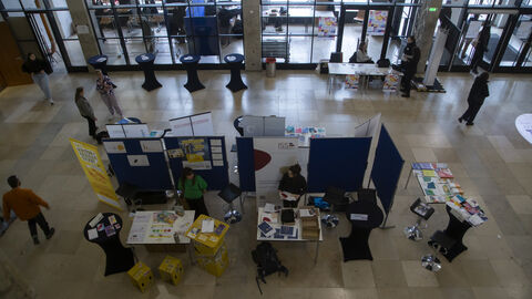 Publikum an den Infoständen beim "Markt der Möglichkeiten"