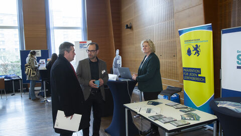 Publikum an den Infoständen beim "Markt der Möglichkeiten"