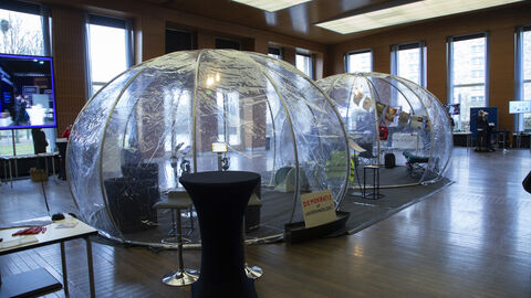 Publikum an den Infoständen beim "Markt der Möglichkeiten"