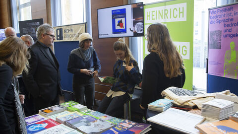 Impressionen vom "Markt der Möglichkeiten" Publikum an den Infoständen beim "Markt der Möglichkeiten"